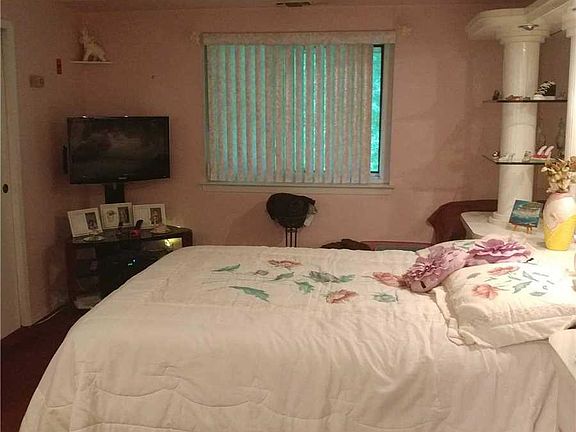 2nd image of 10 Spruce Ct