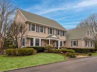 319 Woodbury Rd, Cold Spring Harbor, NY 11724