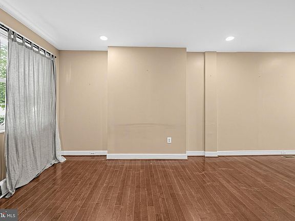 5th image of 842 Almond St