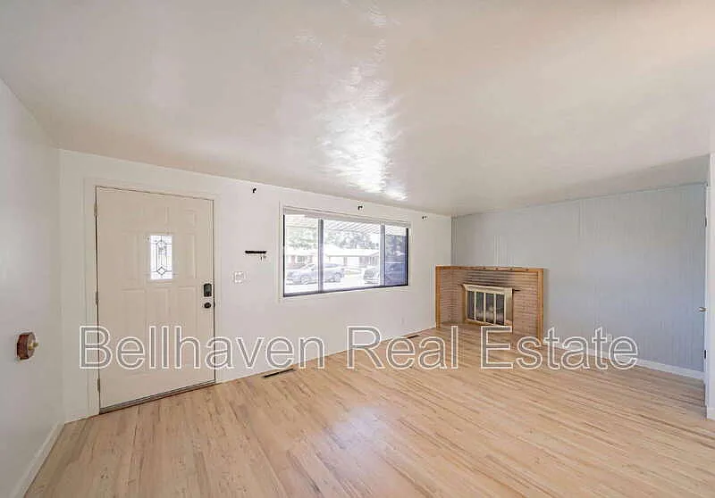 3 bed, 2.0 bath, 2106 sqft, $2,100 — Photo 3