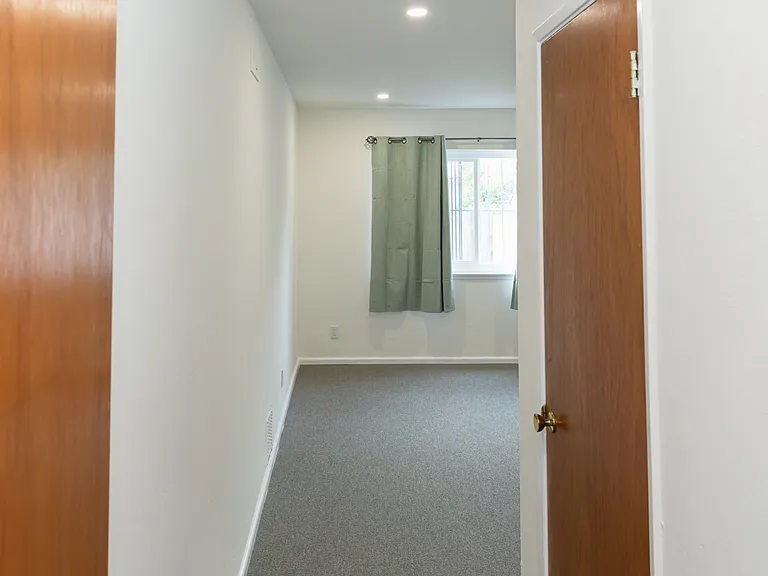 446 Niantic Ave — Photo 2