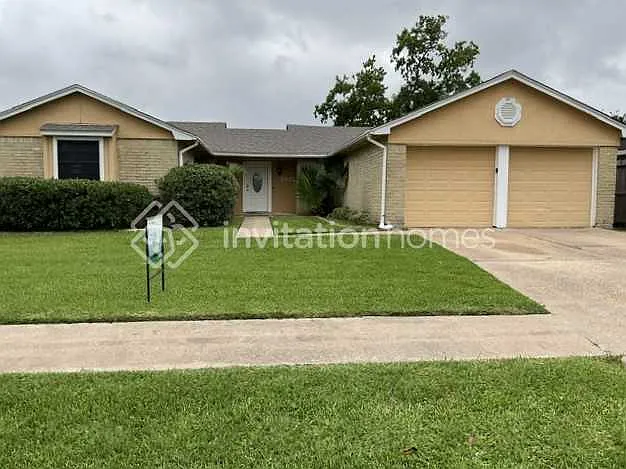 2835 Pilgrims Point Dr — Photo 1