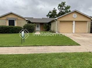 2835 Pilgrims Point Dr, Webster, TX 77598