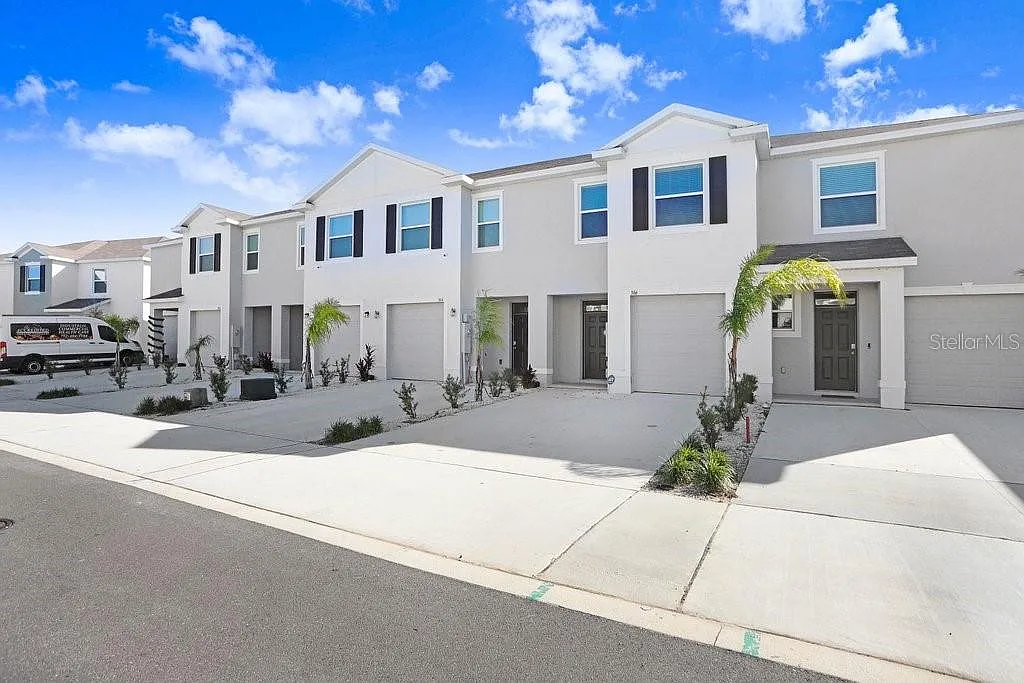 3 bed, 2.5 bath, 1634 sqft, $2,700 — Photo 2