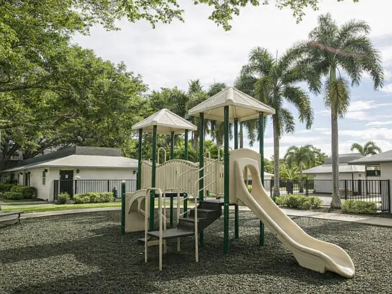 Advenir at Banyan Lake — Photo 13