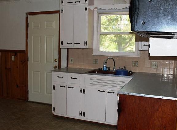 3rd image of 406 Meadow Dr