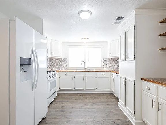 4th image of 3630 Benton Rd