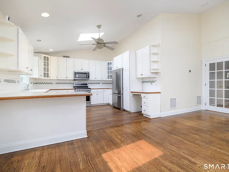 18 Elm Tree Pl #1 — Photo 5