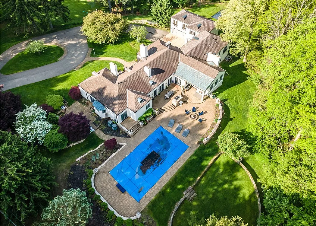 4 Thawmont Dr photo 1