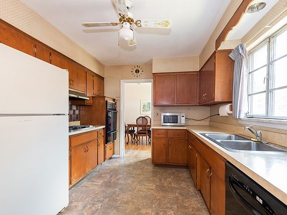 3rd image of 1227 Greenwood St