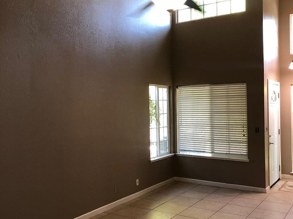 2nd image of 1369 E Oak Ave
