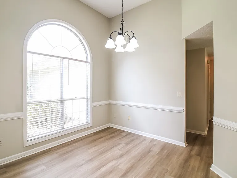 1303 Vine Cir — Photo 8