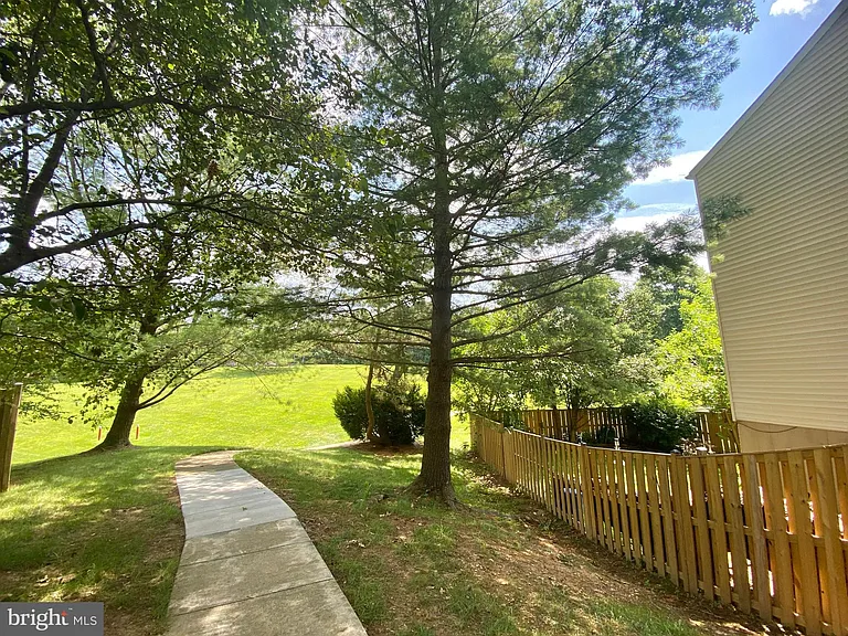 7351 Crestleigh Cir — Photo 25