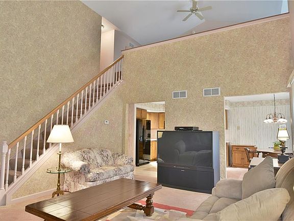 5th image of 605 Turnberry Ct NE
