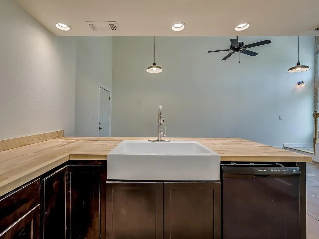 3 bed, 2.0 bath, 1061 sqft, $1,745 — Photo 4