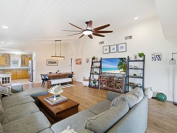3rd image of 1286 Venetian WAY