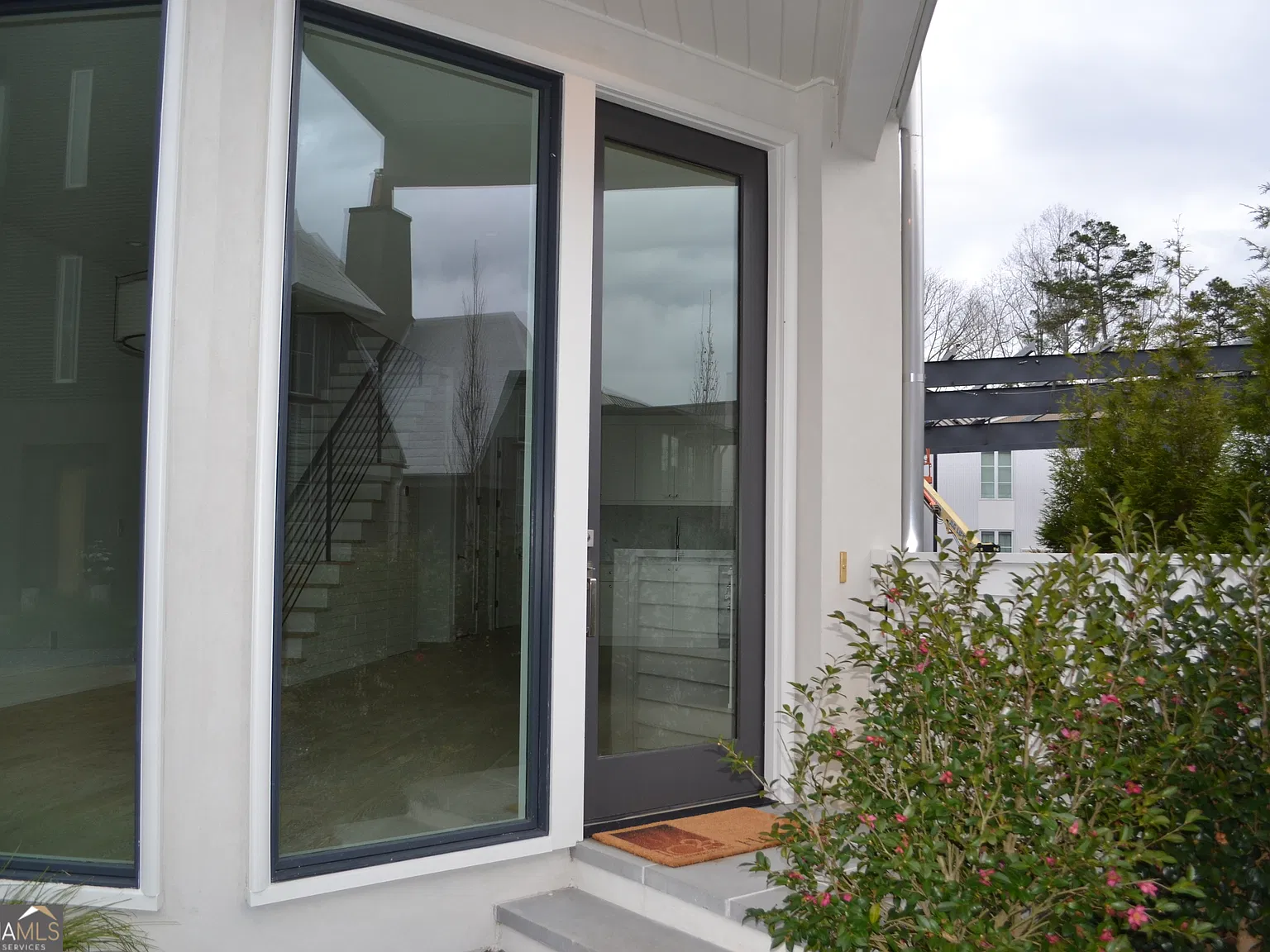 3 bed, 3.0 bath, 1740 sqft, $5,000 — Photo 2