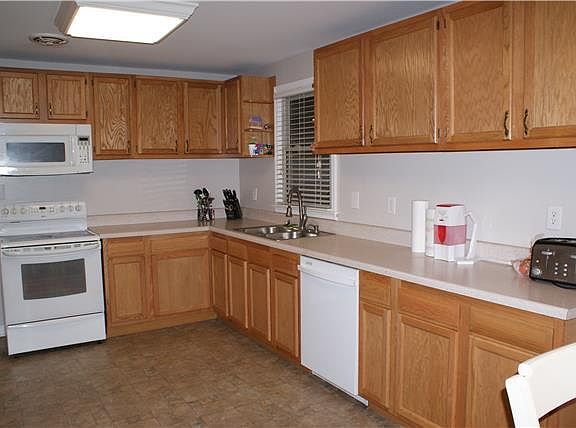 3rd image of 2100 Sanborn Dr