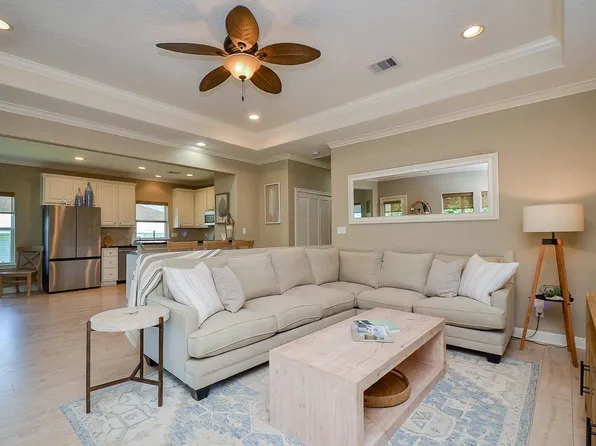 13823 Mutiny Ln, Galveston, TX 77554