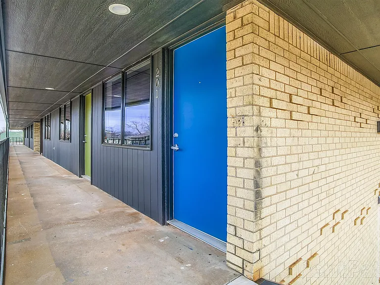 2000 N Blackwelder Ave — Photo 9