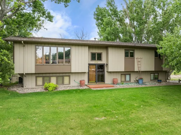 1809 Parkside Dr, Minot, ND 58701