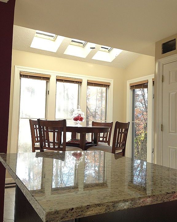 Kitchen w/ Granite