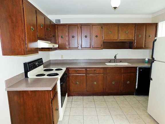 3rd image of 1002 Carriage Dr APT C