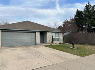 700 Amber Dr, Saginaw, TX 76179