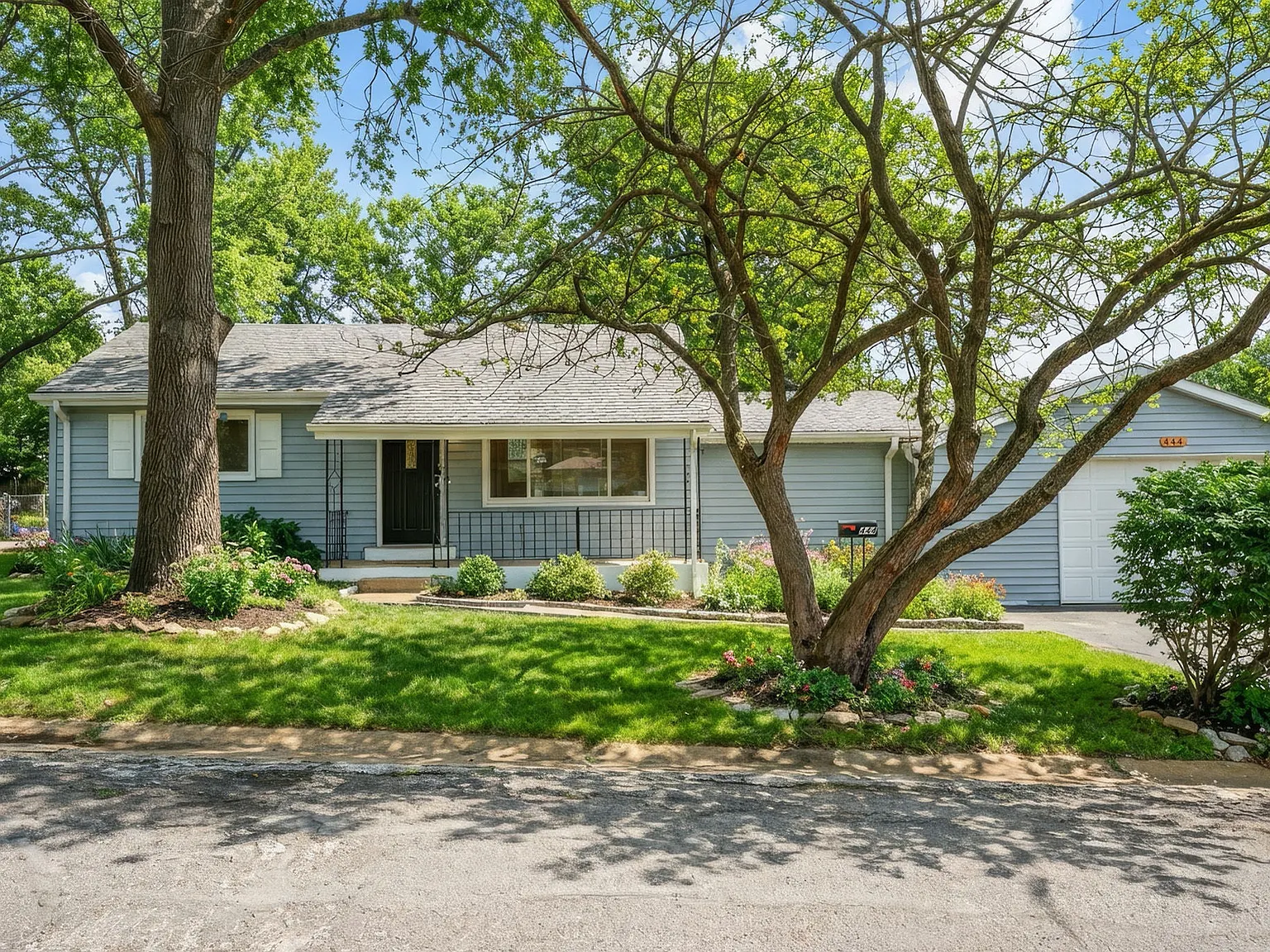 3 bed, 944 sqft, $5,300 — Photo 1