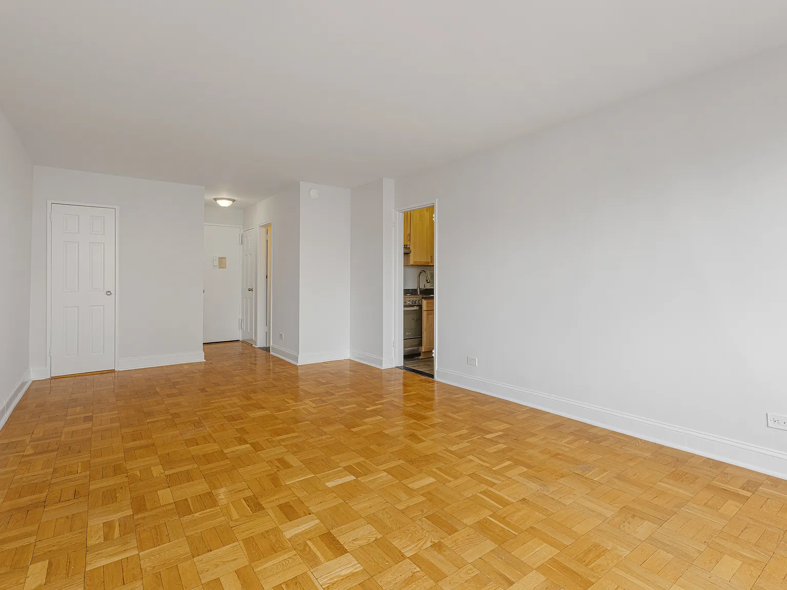 200 East 15th Street — Photo 4