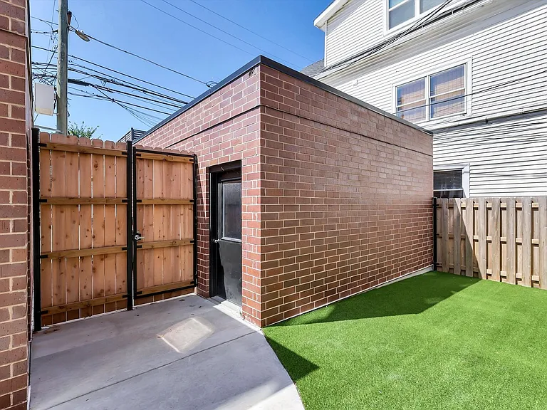 1647 W Irving Park Rd #1W — Photo 18