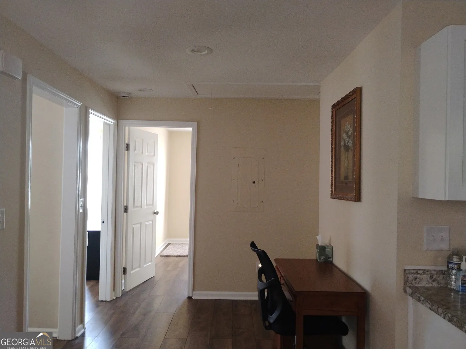 3 bed, 1.0 bath, 930 sqft, $1,300 — Photo 4
