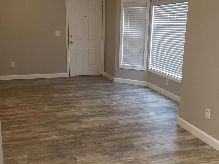 4 Jennifer Dr — Photo 2