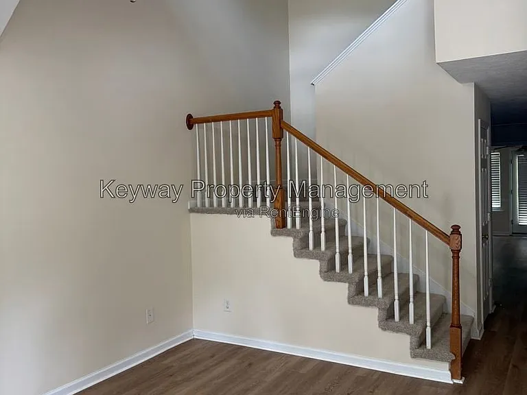 615 Goodale Ln — Photo 3