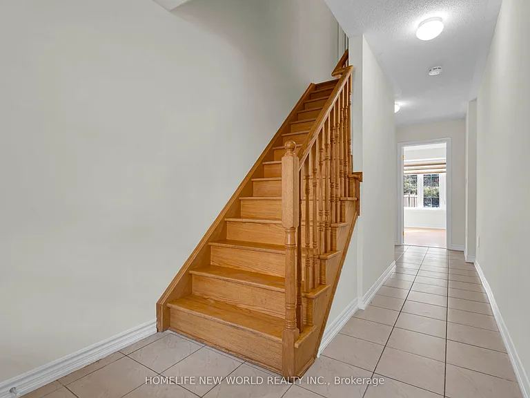 8 Shiff Cres — Photo 3