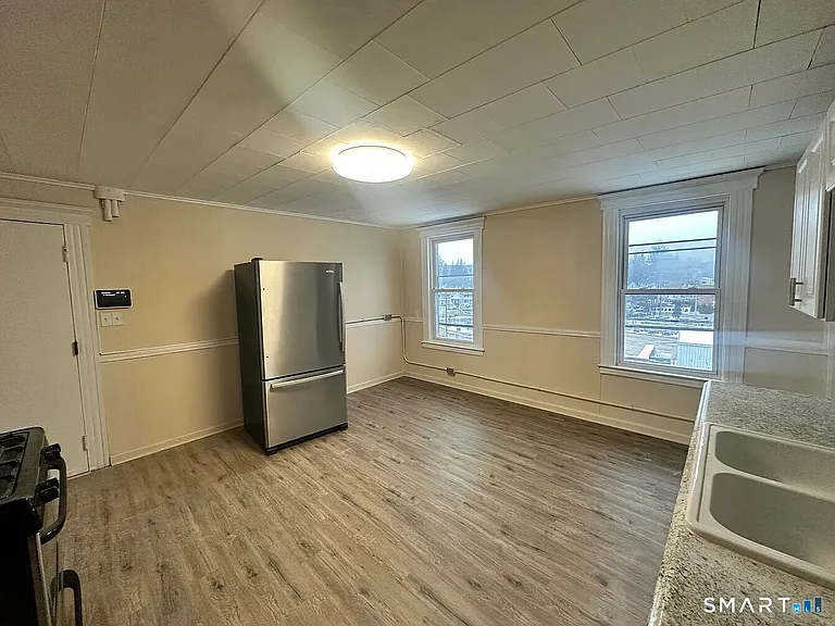 237 E Main St — Photo 2