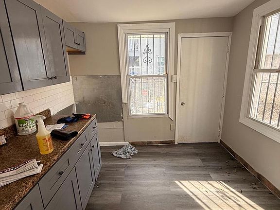 3rd image of 530 E Indiana Ave