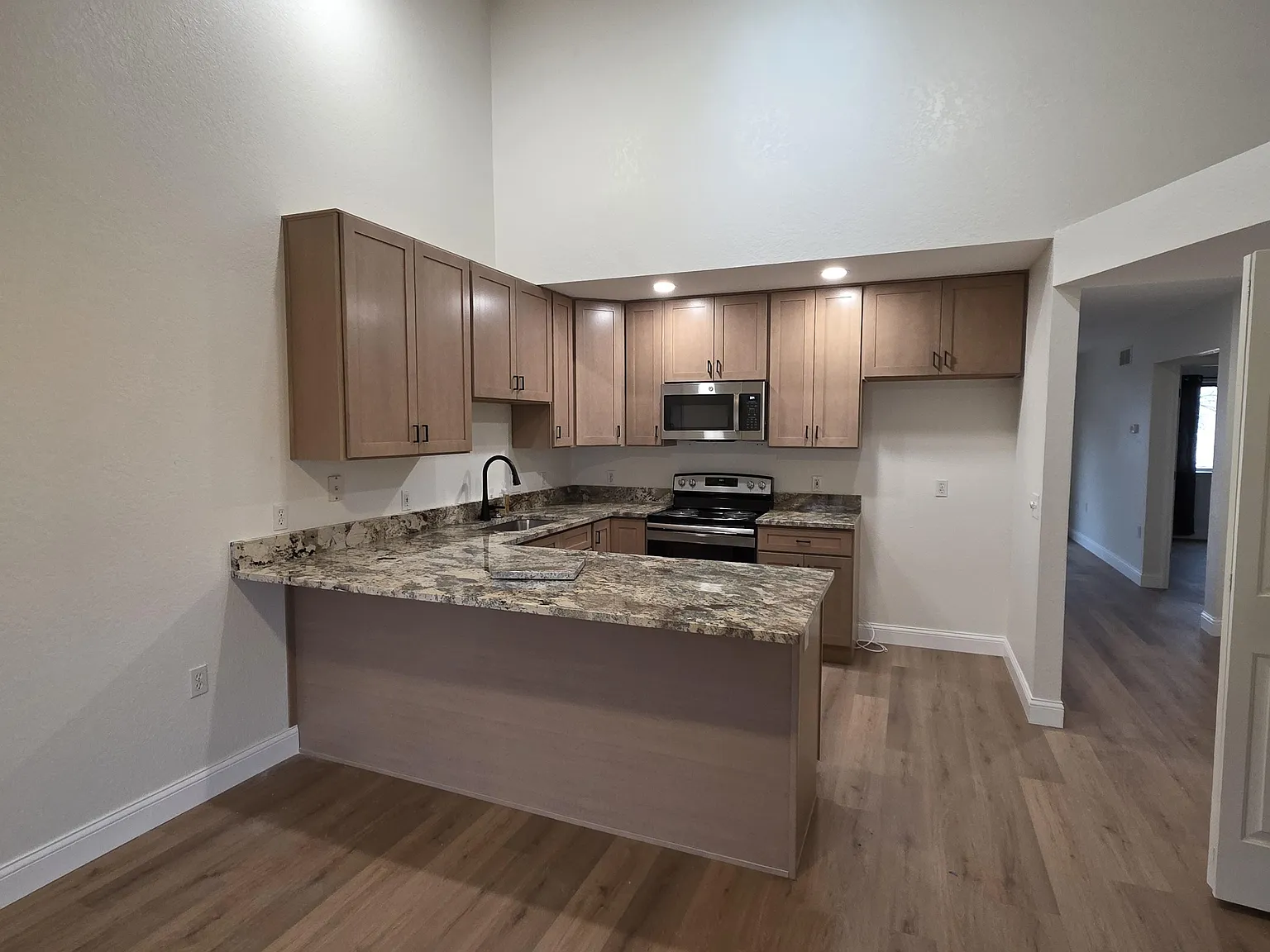 3 bed, 1600 sqft, $1,600 — Photo 2