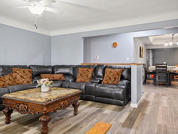 4th image of 32343 Cambridge Dr
