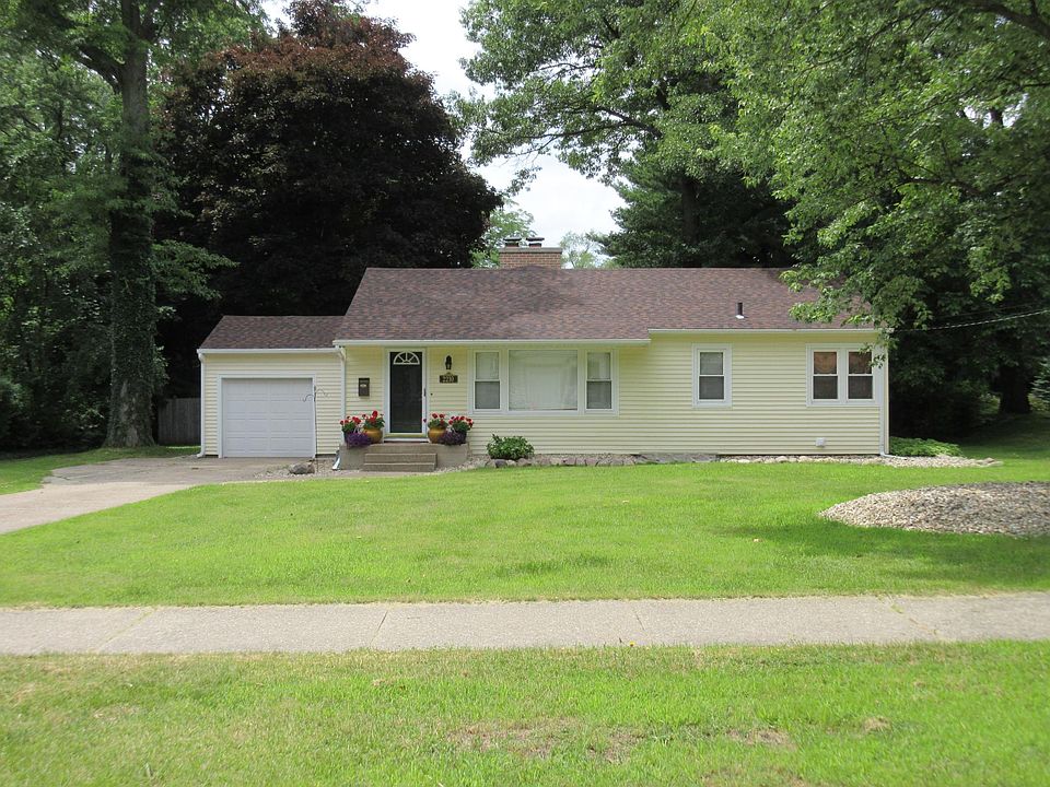 Vew from Wilson Ct, looking at the front of the home.