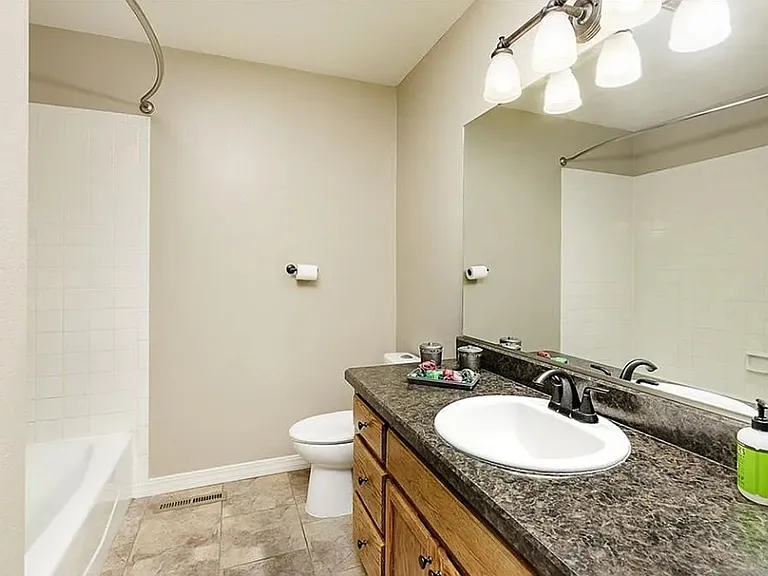 2826 Oakland Dr #10 — Photo 8