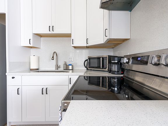 5th image of 2187 Pasetta Dr APT 3