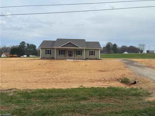 621 W Atkins St, Dobson, NC 27017