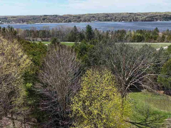 120 Lakeview Dr, East Jordan, MI 49727