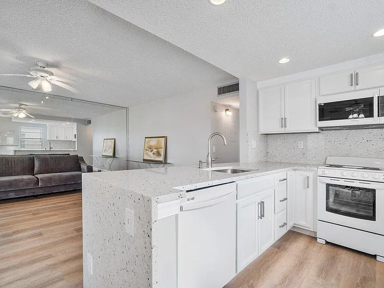 283 Normandy Ln #F — Photo 7