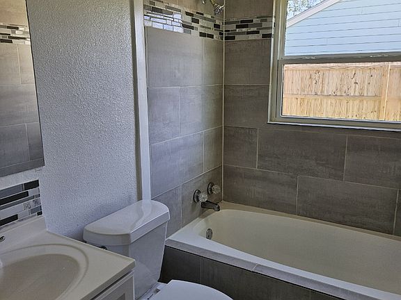 3rd image of 2121 Kingsdale Dr