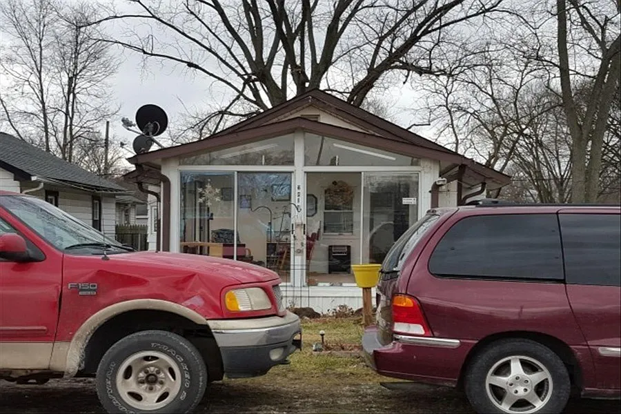 2814 Foltz St photo 1