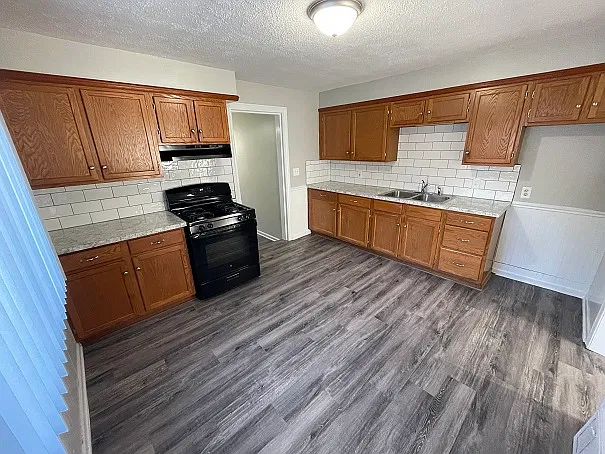 3 bed, 1160 sqft, $1,900 — Photo 2