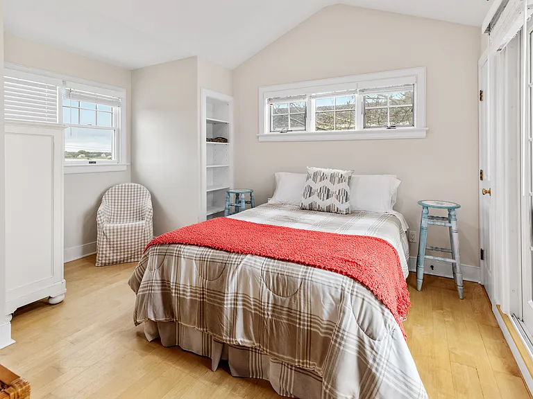 329 Dune Rd — Photo 46
