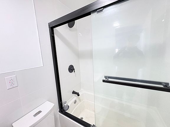 4th image of 427 Gifford Rd